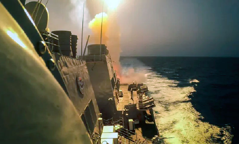 Rebeldes de Yemen reivindican ataque con misiles a un barco de Estados Unidos en el mar Rojo