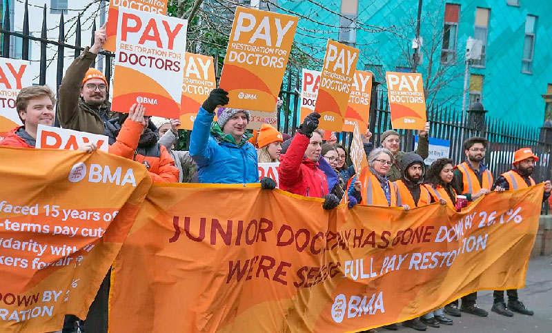 Médicos residentes de Inglaterra inician la huelga más larga de la historia de su sistema de salud