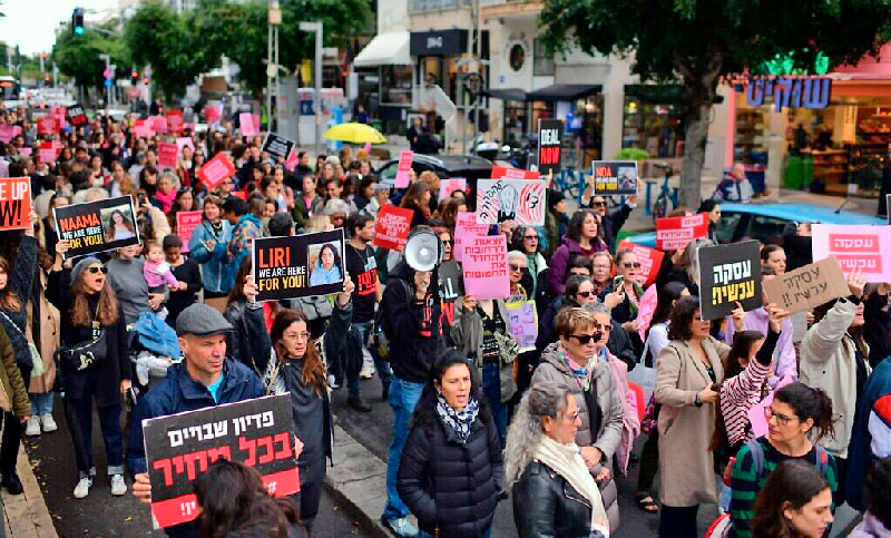 Una multitud de mujeres salen a las calles de Israel exigir la liberación de los rehenes