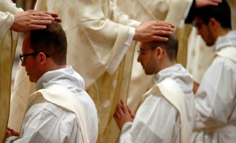 Asesor de Francisco expresó que la Iglesia «debería pensar en permitir que los sacerdotes se casen»