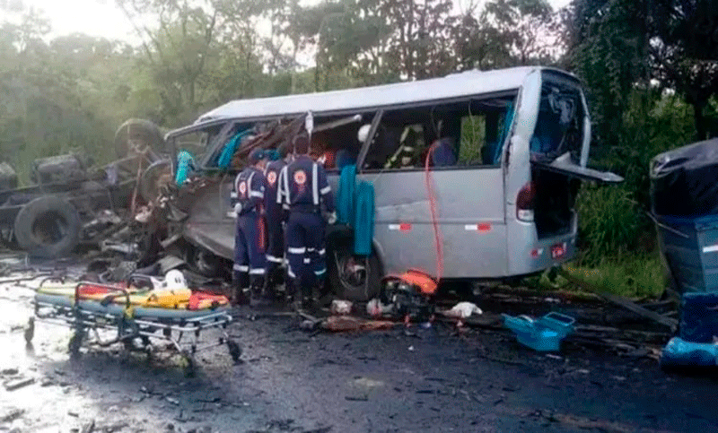 Dramático choque entre un camión y un micro en Jacuipé: murieron 25 personas