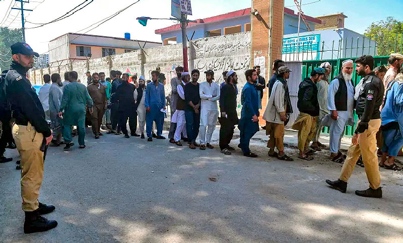 Pakistán vota para elegir Gobierno en medio de atentados mortales y sospechas de fraude