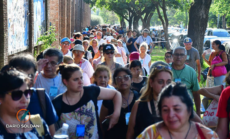 El retorno de Leda: a pesar del sofocante calor,   miles de fieles expectantes rodean el Metropolitano
