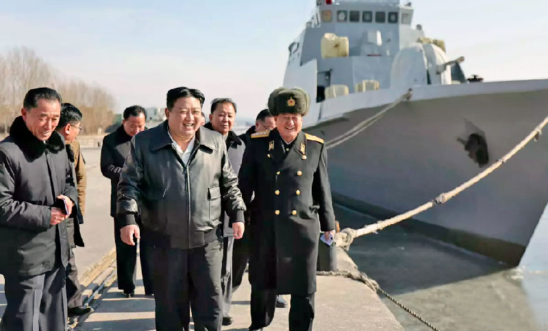 Corea del Norte vuelve a disparar misiles crucero al mar y Kim inspecciona buques de la Armada