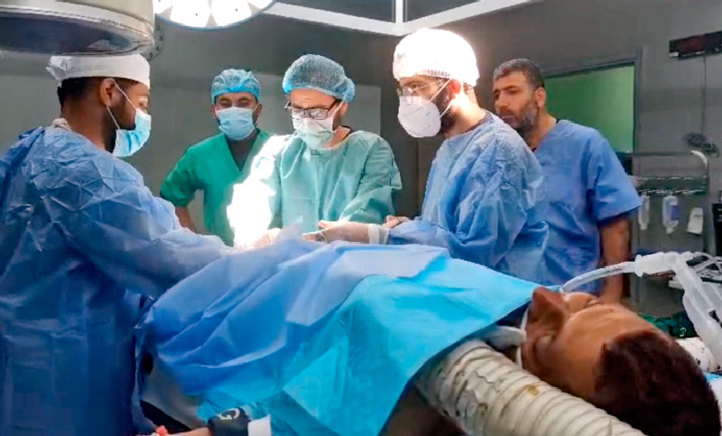 Por un bombardeo israelí en Gaza le amputan una pierna a un periodista y otro resulta herido de gravedad