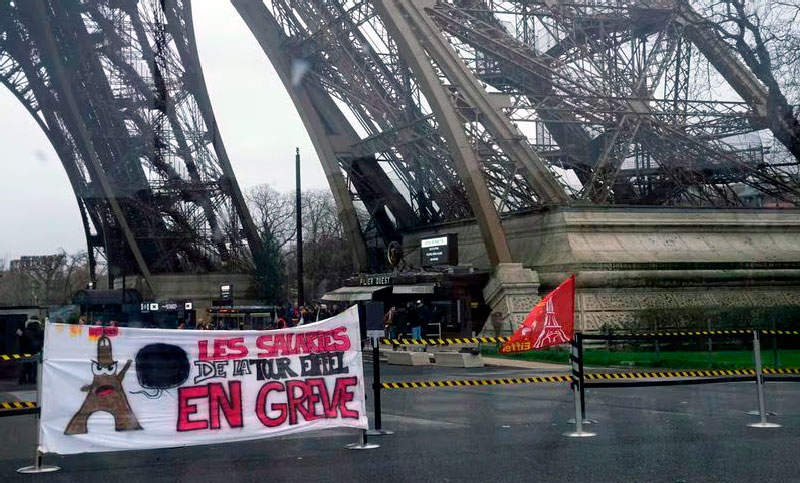 Trabajadores de la Torre Eiffel realizan una huelga por “la mala gestión” de sus administradores