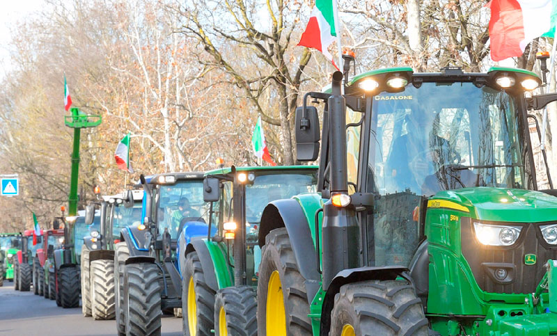 Agricultores de toda Italia marchan hacia Roma con tractores con demandas al Gobierno