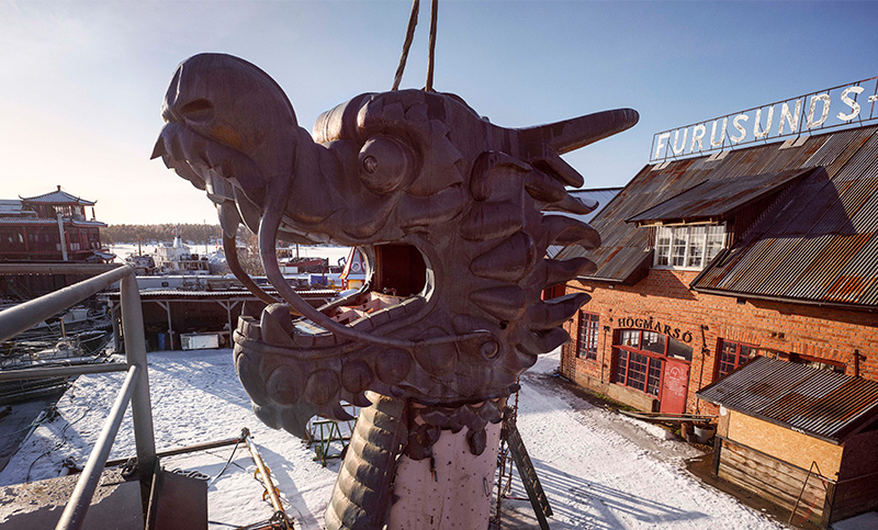 Una inmensa cabeza de dragón viajará desde el ártico hasta “la ciudad de los canales” en Italia
