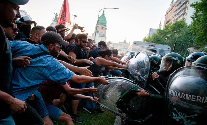Y al tercer día, la represión continuó: sigue la violencia y la represión contra manifestantes tras la votación de la Ley Ómnibus