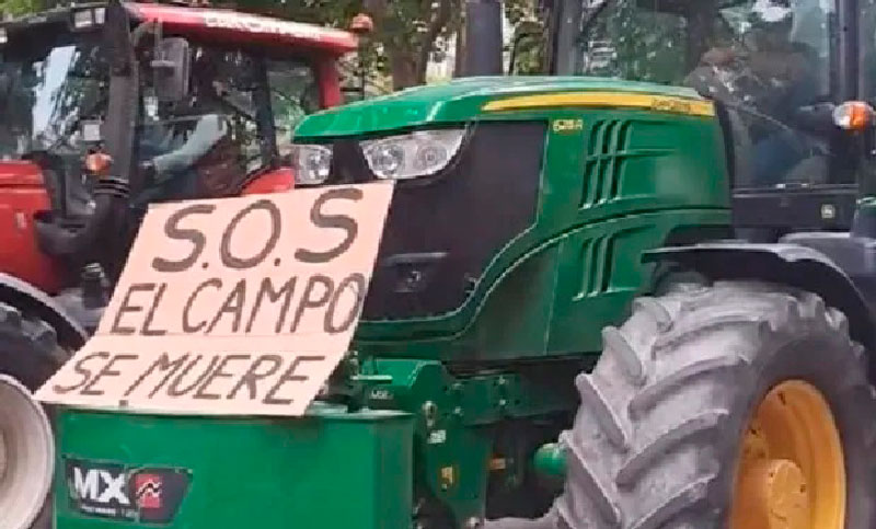 Agricultores y ganaderos españoles protestan frente al Ministerio de Agricultura