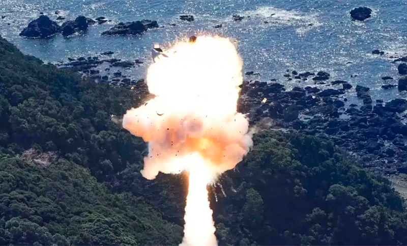 Un cohete japonés explotó en el aire a poco de despegar