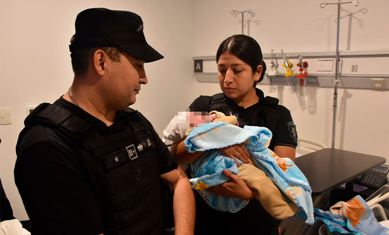 Rosario: en medio del diluvio, dos policías asistieron a una mujer en el parto