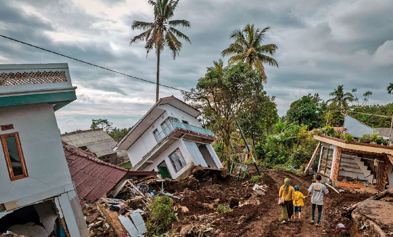 Un terremoto de magnitud 6,5 sacude la isla indonesia de Java y descartan un tsunami