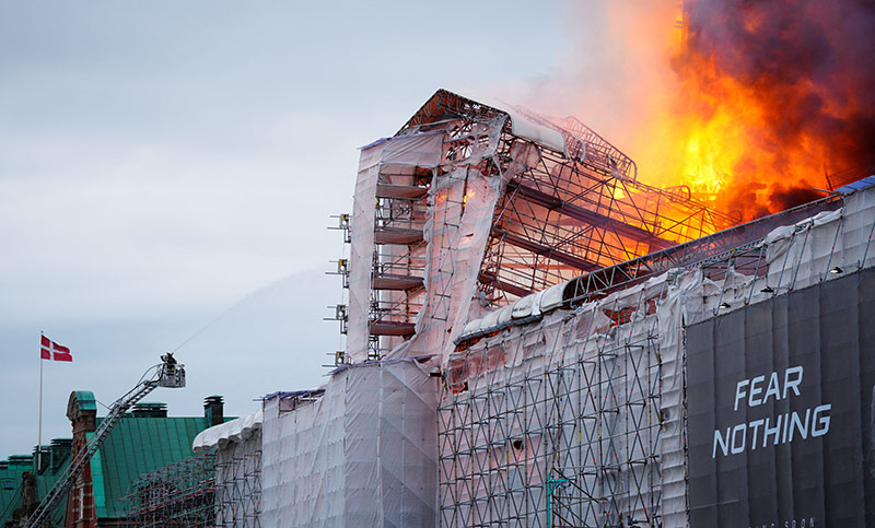 Devastador incendio devoró el icónico edificio de la Bolsa de Valores de Copenhague