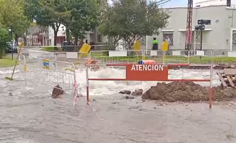 Una laguna en plena calle: vecinos de Moreno y Amenábar tienen la cuadra inundada por un caño roto