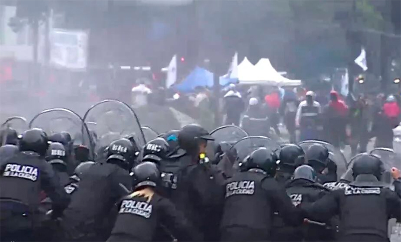 La Policía avanzó sobre manifestantes de organizaciones sociales que se concentraban en la Avenida 9 de Julio