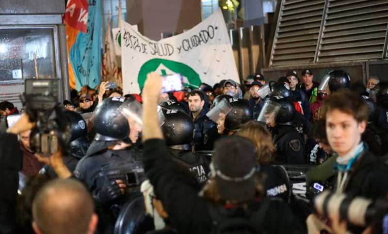 Policía de la Ciudad de Buenos Aires encerró a militantes durante una manifestación