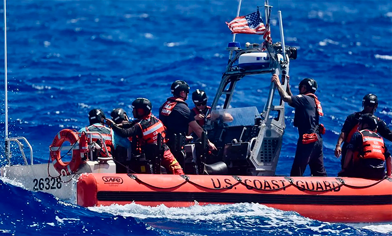 Rescatan a tres marinos que naufragaron en una isla deshabitada