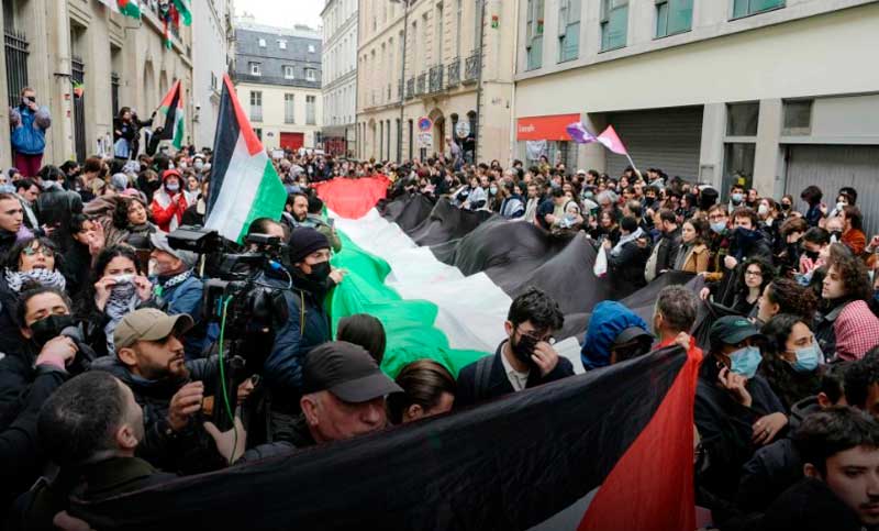 Estudiantes bloquean la universidad Sciences Po de París en protesta por las acciones de Israel en Gaza