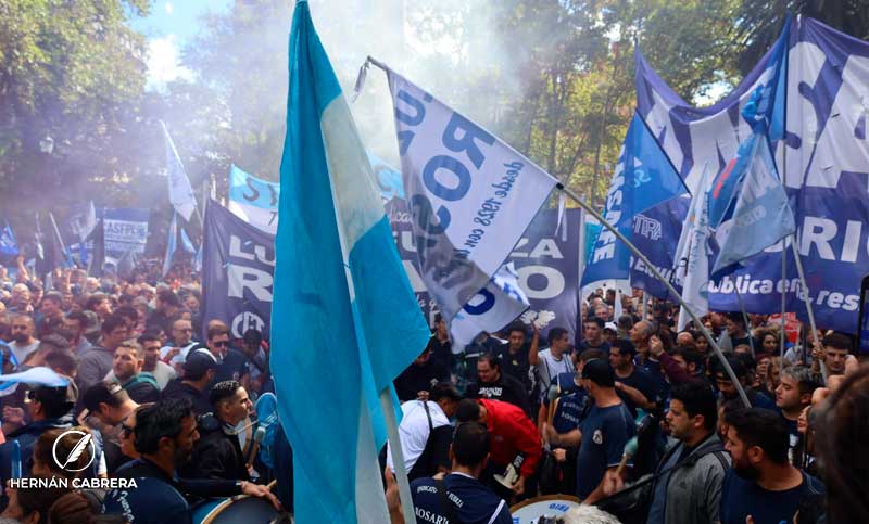 La Intersindical Rosario marchó contra el ajuste y en defensa de derechos laborales y jubilados