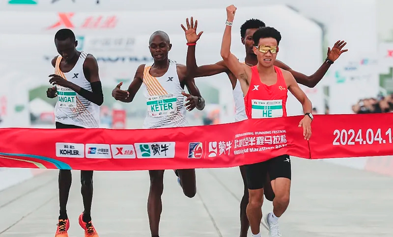 Sancionaron a los cuatro atletas que protagonizaron el «vergonzoso» final del medio maratón de Pekín