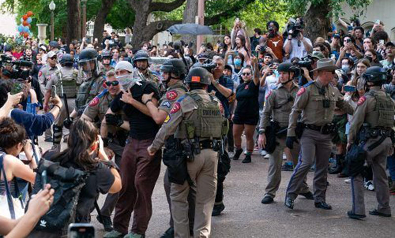 Las protestas en las universidades de los Estados Unidos se tornaron violentas y actuó la policía