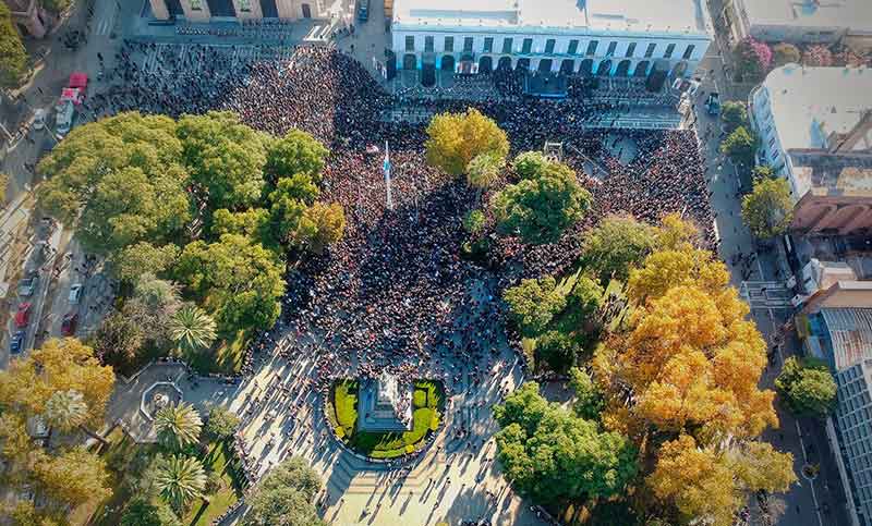 Flojo de convocatoria: Milei no llenó ni la mitad de la principal plaza de Córdoba durante el acto por el 25 de mayo