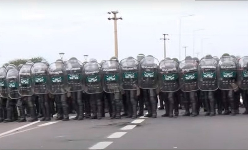 Incidentes entre manifestantes que rechazan la llegada de Milei y la Gendarmería