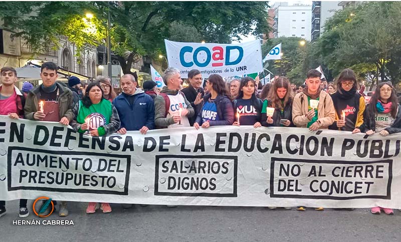 La marcha de antorchas en defensa de la educación pública recorrió la calles para rechazar el ajuste