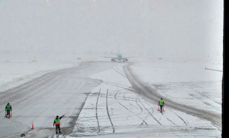 Cerraron el aeropuerto de Bariloche por la intensa nevada este lunes