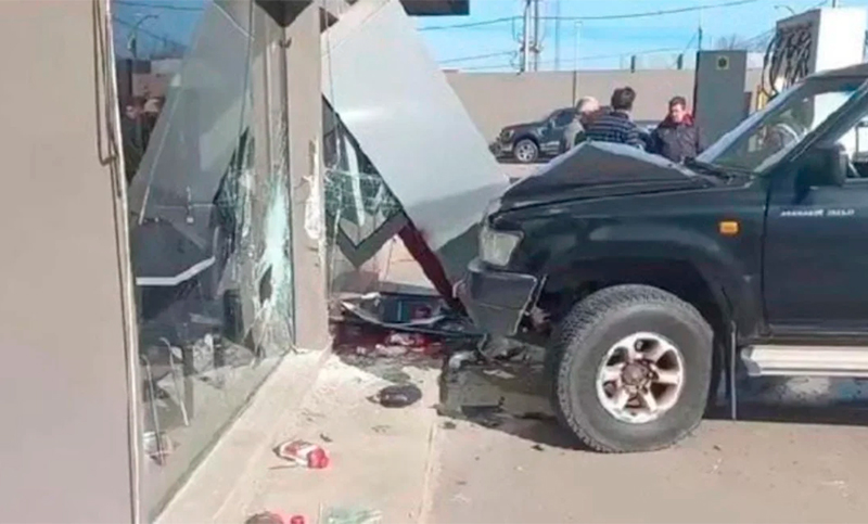 San Justo: escapaba de la policía, chocó contra una estación de servicio e hirió a un playero 