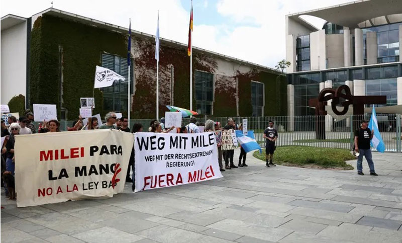 Cientos de manifestantes repudiaron la presencia de Milei en Alemania: “Basura, sos la dictadura”