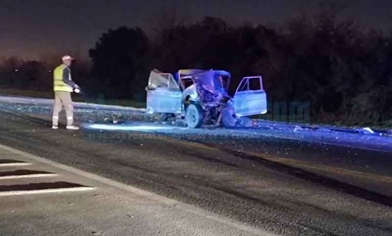 El conductor de una camioneta falleció tras colisionar de frente con un camión