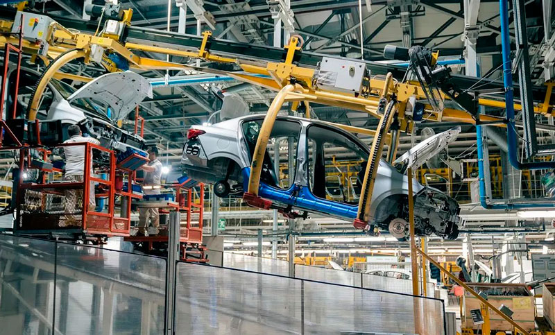 La producción de automóviles cayó un 40% frente a junio del 2023