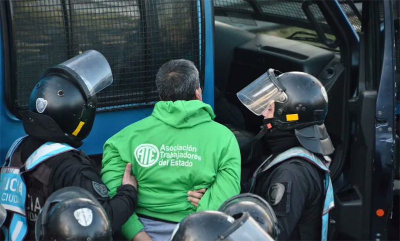 Brutal represión de la Policía de la Ciudad de Buenos Aires a los despedidos del Inti