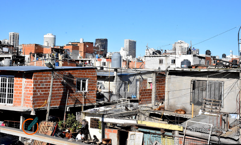 La Iglesia y sectores políticos le exigen a Milei que restituya las obras en barrios vulnerables