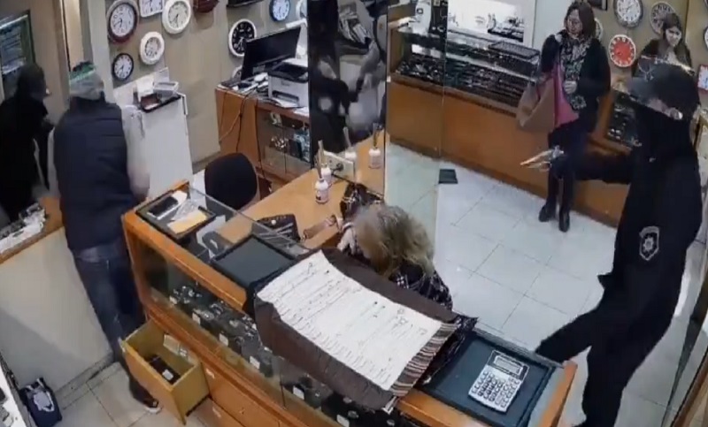 Violento robo a una joyería del centro rosarino: los ladrones estaban vestidos de policías