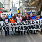 Mientras sesiona Diputados, jubilados marcharon en Rosario para rechazar el veto de la nueva fórmula previsional