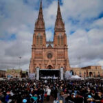 Miles de fieles peregrinaron a Luján con el lema «Madre, bajo tu mirada buscamos la unidad»