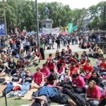 Estudiantes y trabajadores de la UNR siguen la sesión de Diputados desde la Plaza San Martín