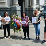 Militantes libertarios llevaron una corona de flores al edificio de la Afip: “Se reían del pueblo”