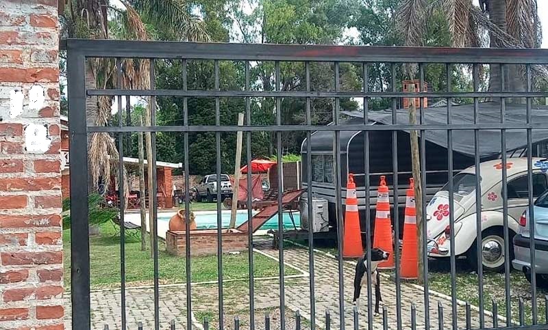 Limpiaba la pileta con la tobillera electrónica y murió electrocutado