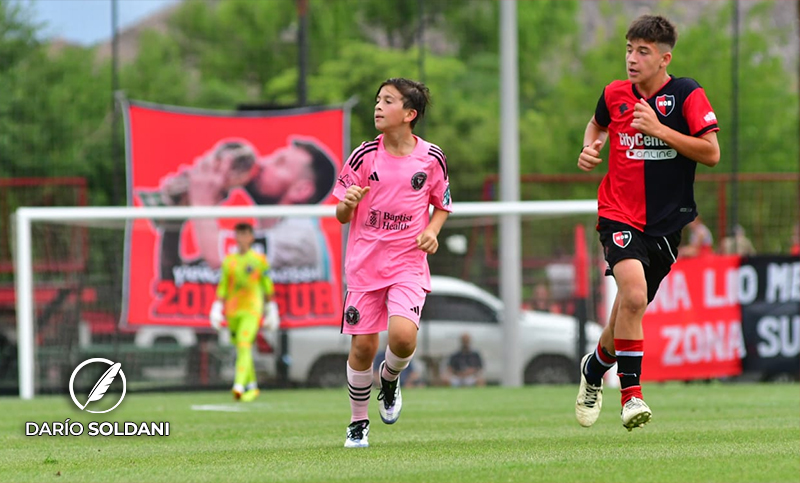 Thiago Messi jugó contra Newell’s en Bella Vista, ante la atenta mirada de su familia