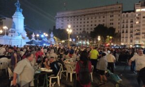 Más de 4 mil personas en situación de calle cenaron en Nochebuena frente al Congreso de la Nación