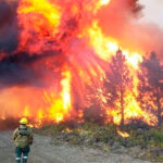 Brigadistas continúan trabajando para contener el incendio en El Bolsón, que ya afectó más de 3.800 hectáreas