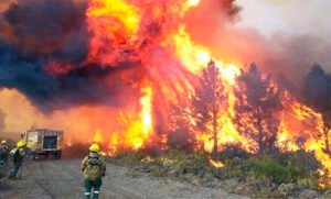 Brigadistas continúan trabajando para contener el incendio en El Bolsón, que ya afectó más de 3.800 hectáreas