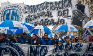 Organizaciones de la CGT y la CTA denuncian el ajuste, la entrega y la estafa del Gobierno