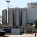 La baja del consumo afecta a la industria: Nestlé paralizó su producción en Córdoba